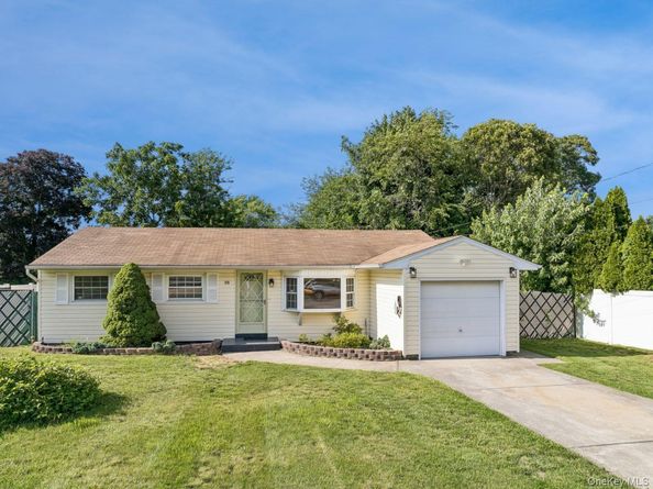 98 Rose Place, Selden NY 11784