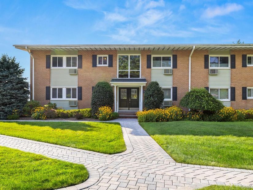 748 Deer Park Avenue 7H, North Babylon NY 11703