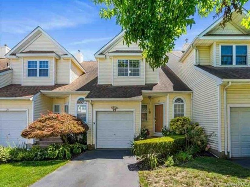 22 Apricot Court, Melville NY 11747