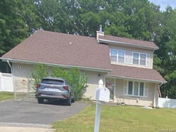 3 Felway Drive, Coram NY 11727
