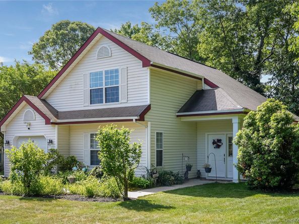 4 Blair Court, Coram NY 11727