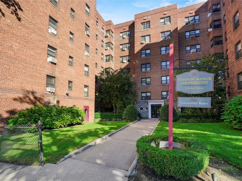 2 Fisher Drive 208, Mount Vernon NY 10552