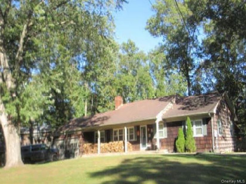 5 Hilltop Court, Rocky Point NY 11778