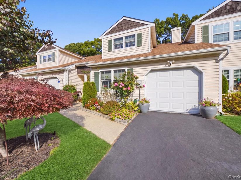 527 Race Place, Oakdale NY 11769