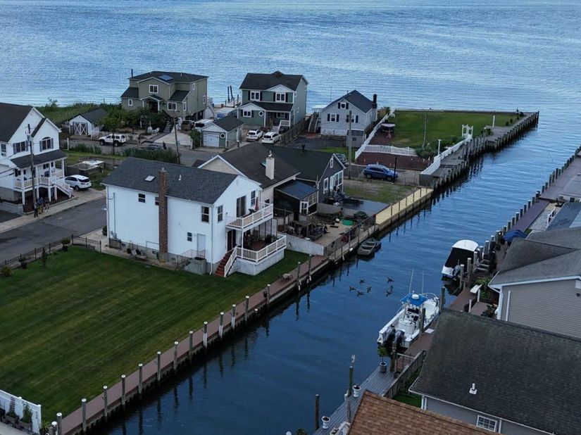 913 Arctic Street, Lindenhurst NY 11757