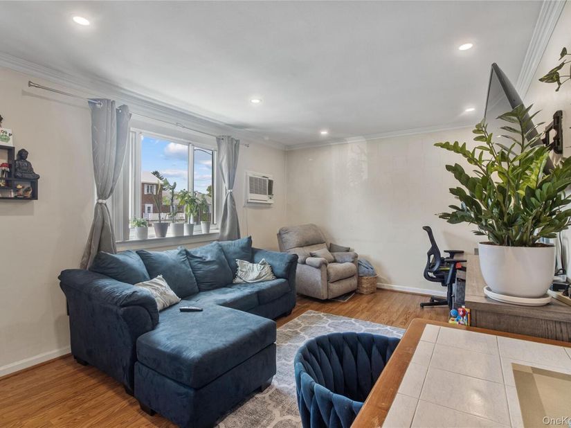 73-11 263rd Street B, Glen Oaks NY 11004