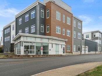60 Cross St E