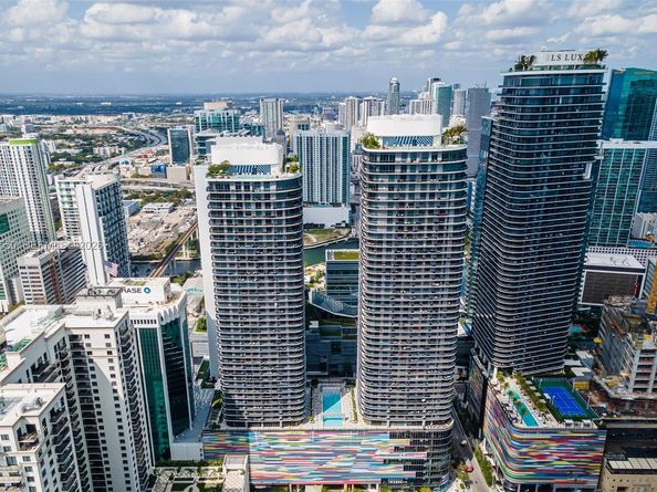 55 SW 9th St 1109, Miami FL 33130