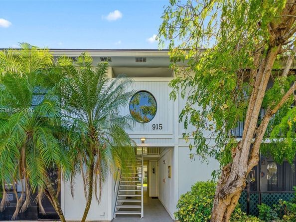 915 NE 199th St 20615, Miami FL 33179