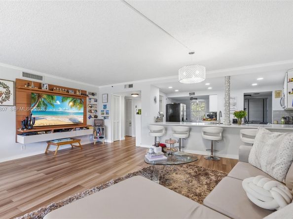 625 Oaks Dr 304, Pompano Beach FL 33069