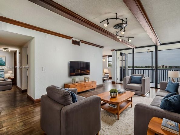 106 Lake Emerald Dr 210, Oakland Park FL 33309