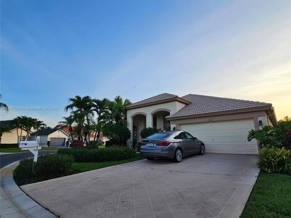 2540 Egret Lake Dr, Green Acres FL 33413