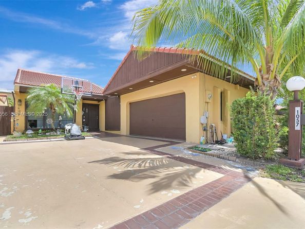 1057 NE 202nd Ln, Miami FL 33179
