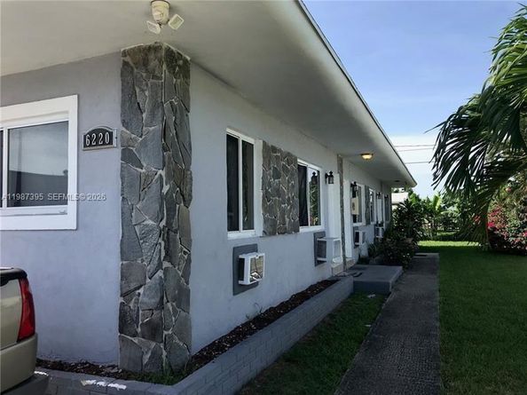 6220 Dawson St, Hollywood FL 33023