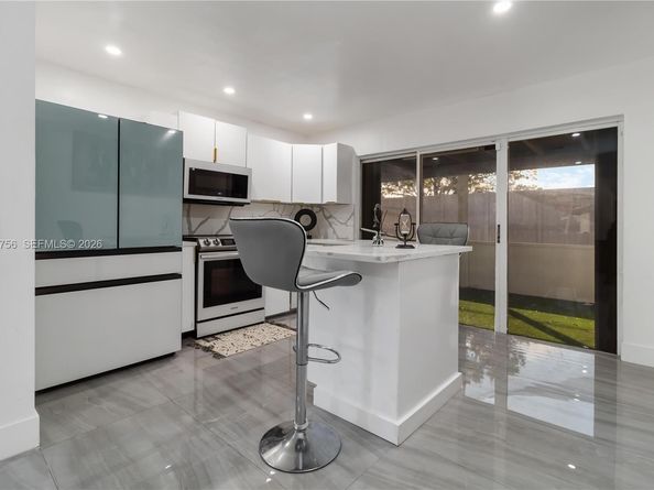 2502 NW 48th St, Tamarac FL 33309