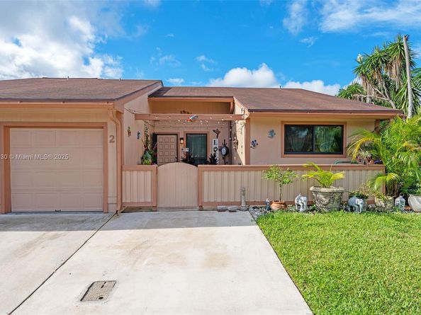 2 Flint Way, Boynton Beach FL 33426