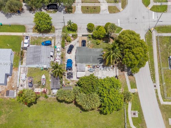 901 NW 34th Ter, Lauderhill FL 33311