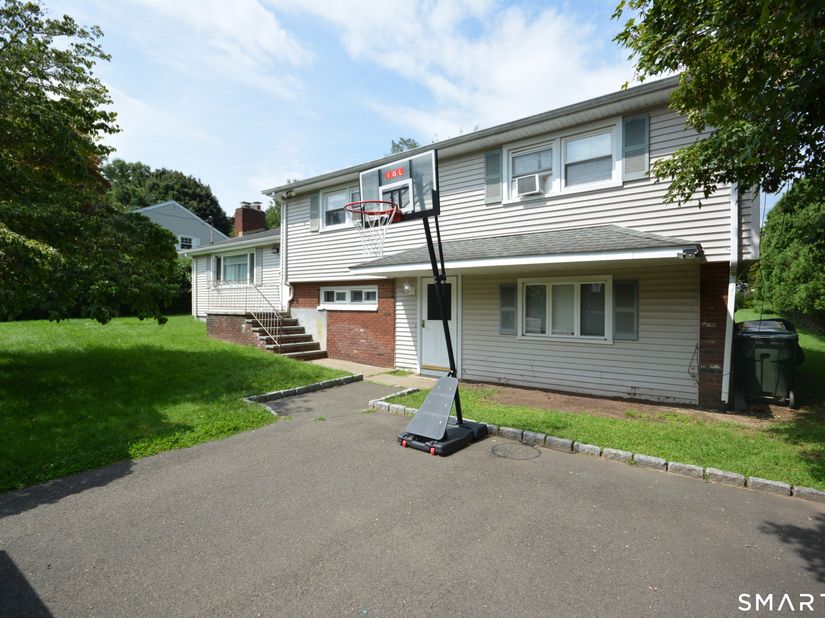90 Colonese Road, Fairfield CT 06825