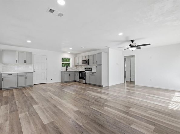 810 N Carrier Parkway , Grand Prairie Texas 75050