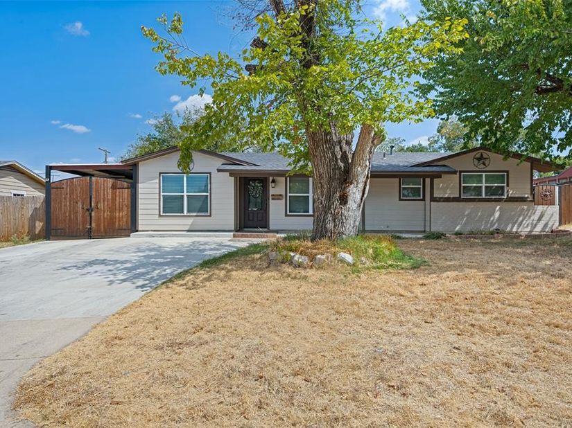 3584  Regal Road , Fort Worth Texas 76111