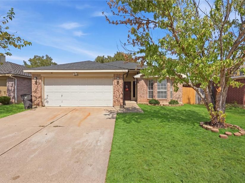 2332  Corral Drive , Fort Worth Texas 76133