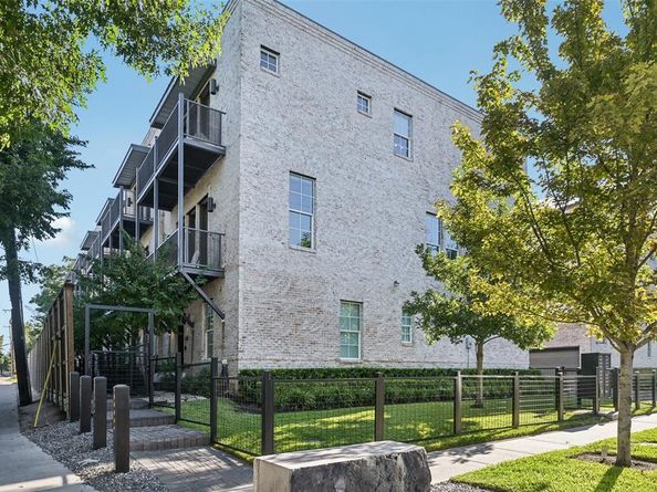 2815  Lynlock Court , Dallas Texas 75219