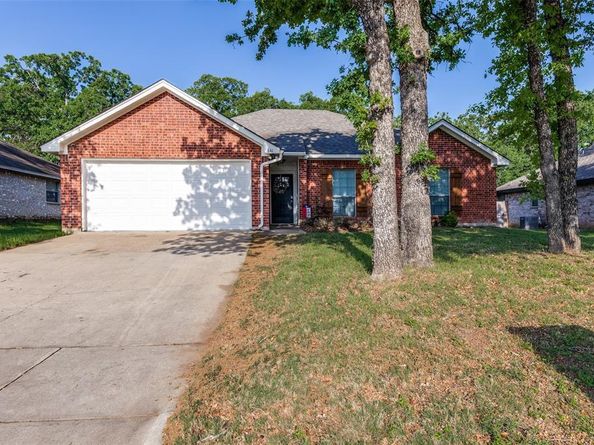 741  Oak Park Drive , Azle Texas 76020