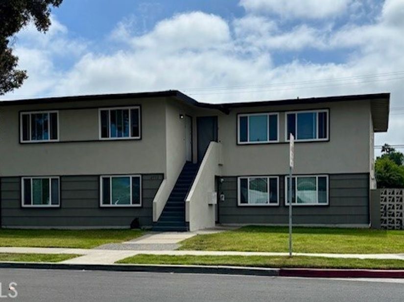 2902 Peppertree Lane, Costa Mesa CA 92626