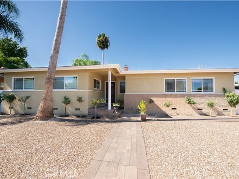 19541 Victory Boulevard, Reseda (los Angeles) CA 91335