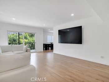 1015 N Michillinda