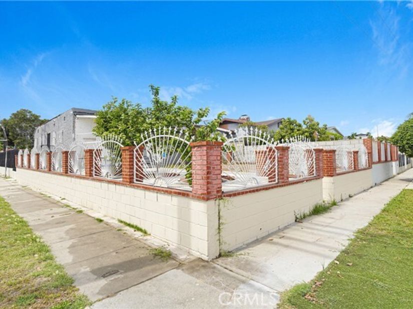 9027 Menlo, Los Angeles CA 90044