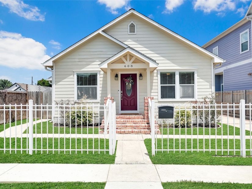 608 Jewett Street, Houston TX 77009