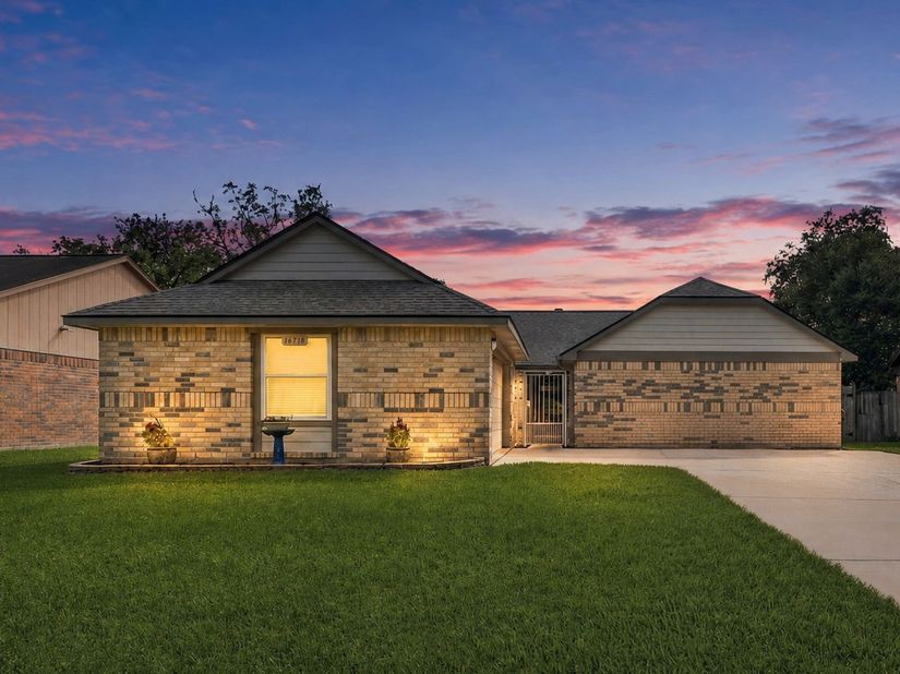 16738 Barkentine Lane, Friendswood TX 77546