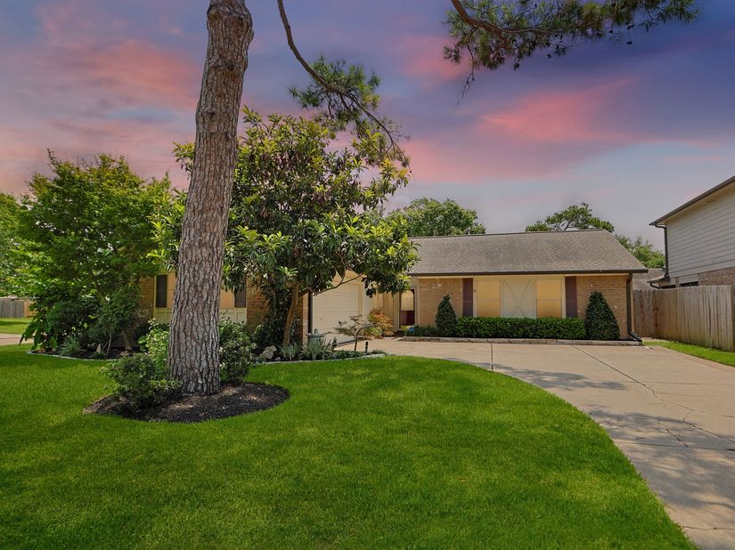 8638 Lake Crystal Drive, Houston TX 77095