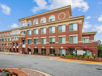 635 Slaters Lane