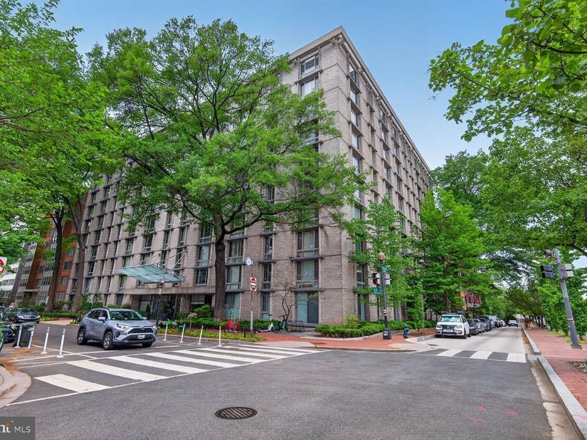 950 25TH Street NW 106N, Washington DC 20037