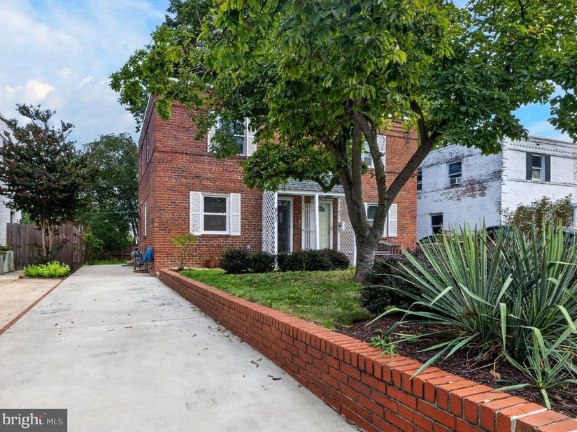 851 S Ivy Street, Arlington VA 22204