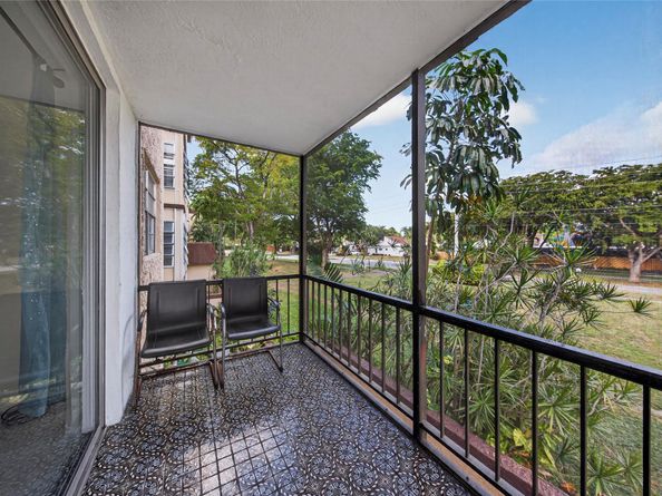 7300 NW 17th St 203, Plantation FL 33313