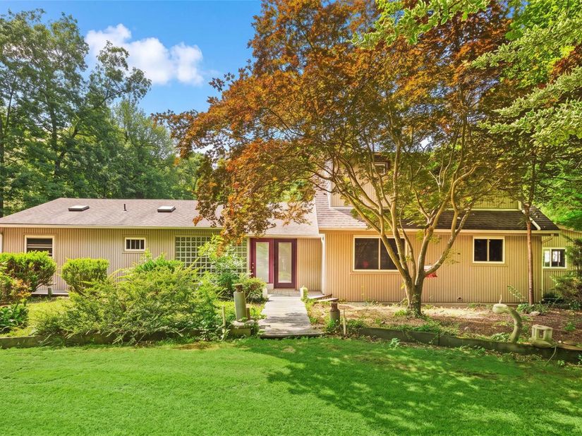 10 Eagle Drive, Ridge NY 11961