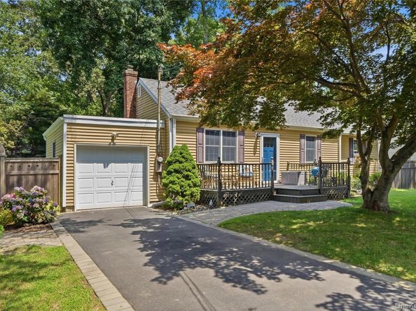 10 Valleywood Drive, Huntington Station NY 11746