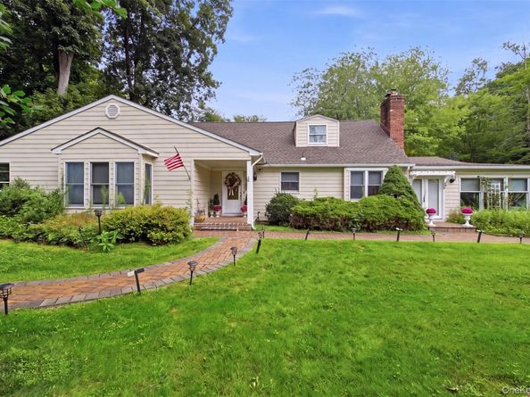 19 Eckernkamp Drive, Smithtown NY 11787