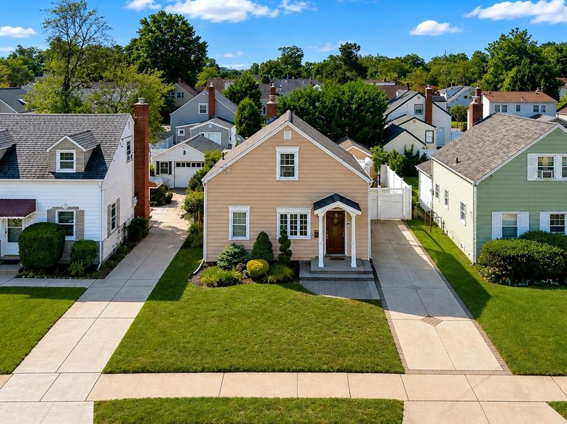 22 Shine Place, Valley Stream NY 11581