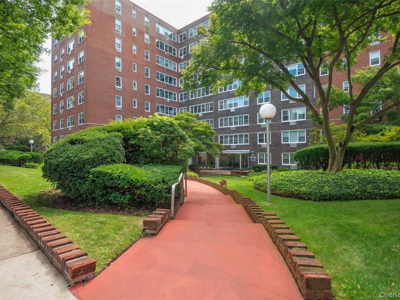 164-20 Highland Avenue 7T, Jamaica Hills NY 11432