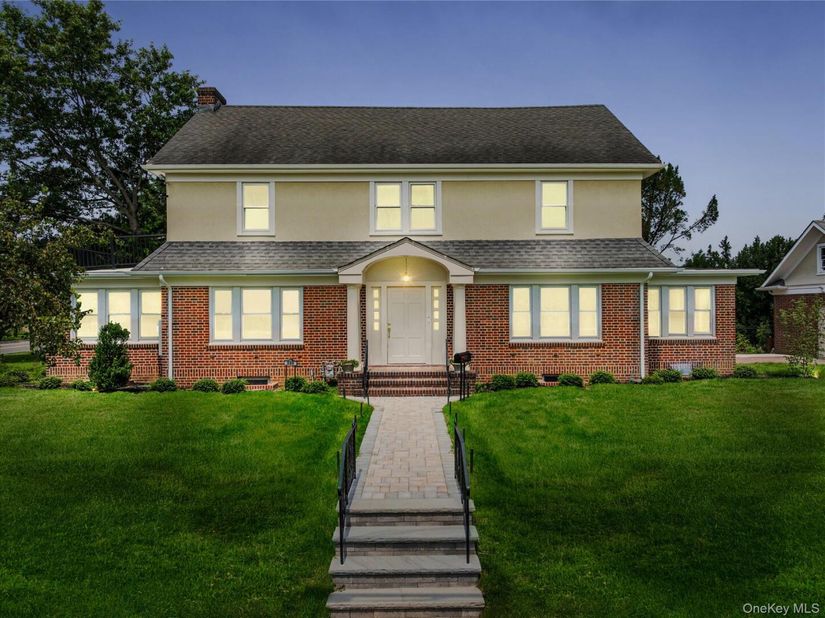 220 Pomander Road, Mineola NY 11501