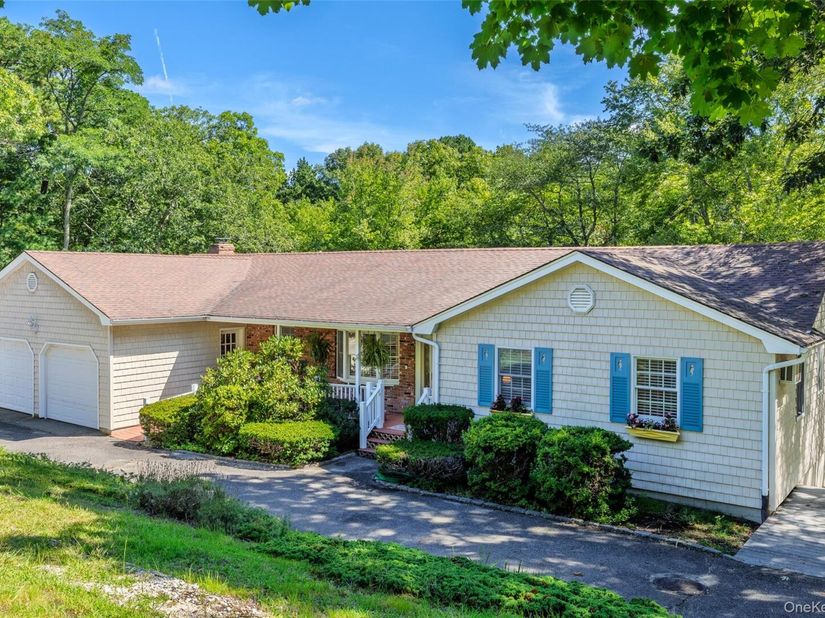 18 Beaver Lane W, Westhampton NY 11977