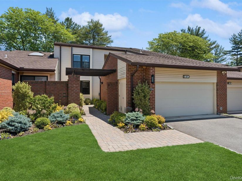 227 Ibis Court, Manhasset NY 11030