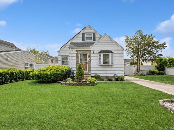 8 Cedarlawn Boulevard, Valley Stream NY 11580
