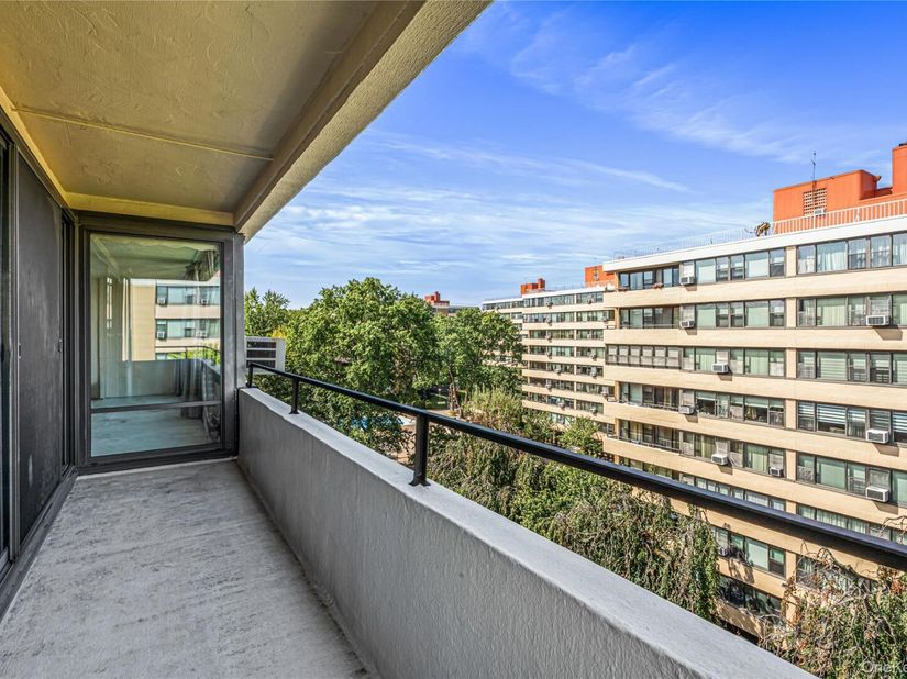 162-40 9th Avenue 8D, Beechhurst NY 11357