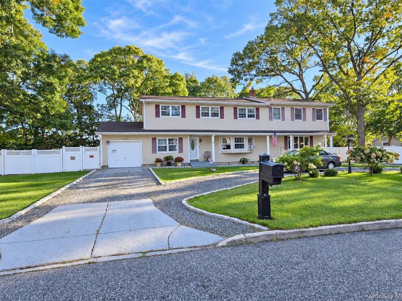 10 Maria Court, Holbrook NY 11741