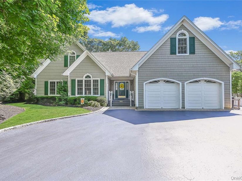 828 Pondview Road, Riverhead NY 11901